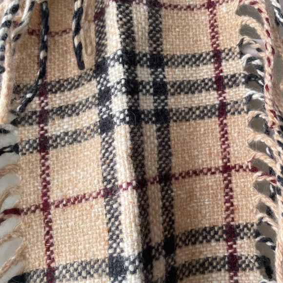 Authentic BURBERRY LONDON Plaid Cashmere Fringe Scarf - Picture 3 of 5